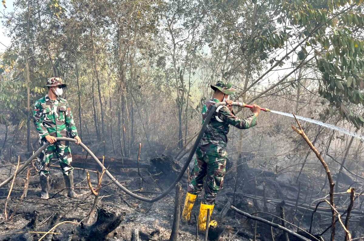 Dikepung Asap dan Bara, Satgas Darat Lanud Sjamsudin Noor Tak Beri Celah Karhutla Meluas Dekati Permukiman Warga