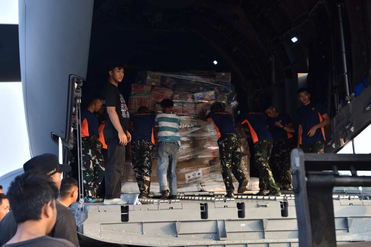 Hari Kedua Puluh Penanganan Gempa NTT, TNI Kirim 1.080,013 Ton Bantuan