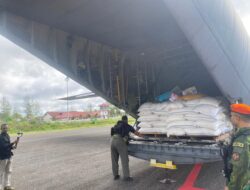 Pasokan Beras ASN Tiba di Yahukimo, Diangkut Hercules C-130 TNI AU