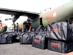 Hercules TNI AU Kembali Tiba di Lanud Sjamsudin Noor, Bawa Ratusan APD Bantuan Kemhan RI dan Masker Dari Puskes TNI AU Untuk Perkuat Penanganan Karhutla Kalsel