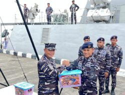 KRI Bawal-875 Salurkan Bantuan Kemanusiaan Bagi Korban Gempa NTT dan Flores