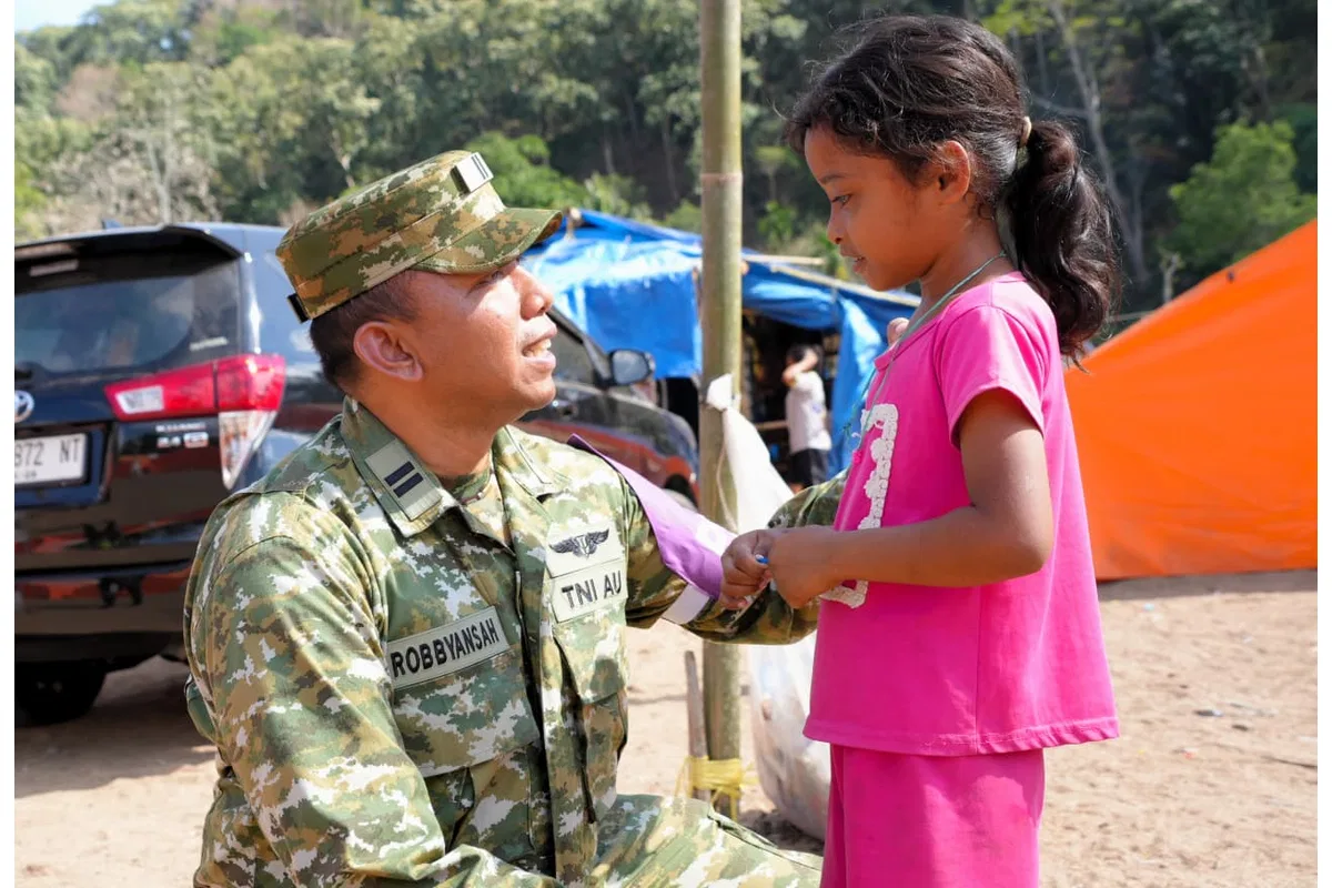 Puspsi TNI Berikan Trauma Healing bagi Anak Penyintas Gempa Bumi NTT
