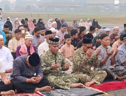 Satgas Kahurtla TNI Gelar Sholat Istisqo dan Sosialisasi di Melawi