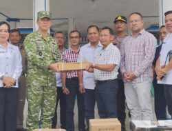 Satgas Karhutla TNI Kawal Penyaluran Bantuan Korporasi untuk Desa Terdampak di Melawi