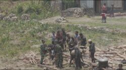 Babinsa 1714-01/Mulia Ulia Pererat Kemanunggalan TNI–Rakyat Melalui Anjangsana dan Bantuan Sembako di Kampung Kulon Enggame, Distrik Pagaleme