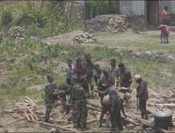 Babinsa 1714-01/Mulia Ulia Pererat Kemanunggalan TNI–Rakyat Melalui Anjangsana dan Bantuan Sembako di Kampung Kulon Enggame, Distrik Pagaleme