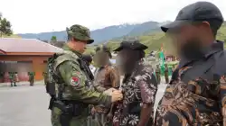 Memilih Jalan Damai, Empat Anggota OPM Puncak Jaya Serahkan Senjata kepada Pangkoops TNI Habema dan Kembali ke Masyarakat