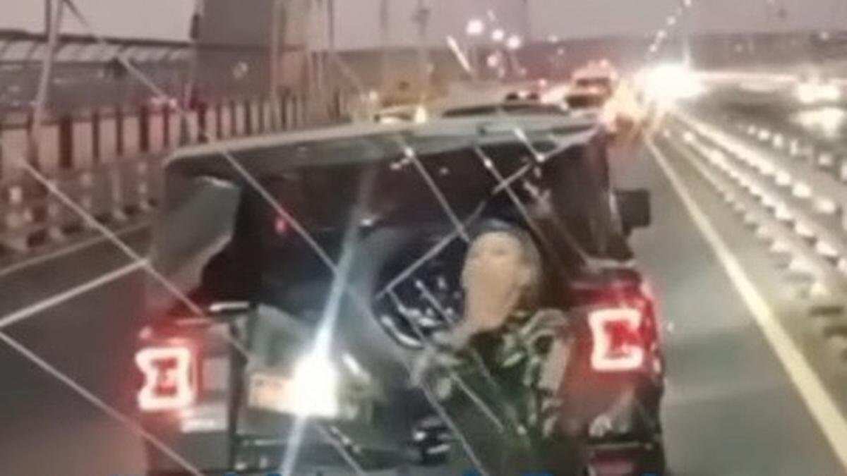 Kecelakaan Beruntun di Jembatan Suramadu: Maung TNI Tertabrak Bus Kecelakaan Beruntun di Jembatan Suramadu: Maung TNI Tertabrak Bus