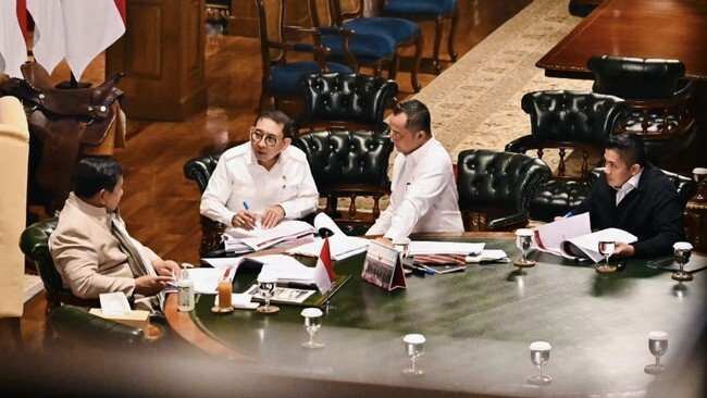 Usulan Pemberian Tanda Jasa dan Kehormatan oleh Fadli Zon kepada Tokoh Masyarakat Usulan Pemberian Tanda Jasa dan Kehormatan oleh Fadli Zon kepada Tokoh Masyarakat