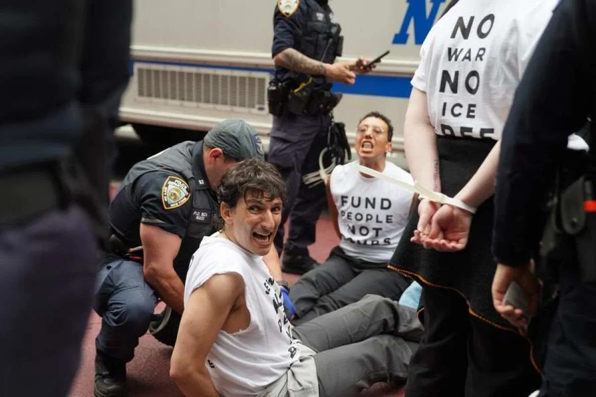 Operasi Penegakan Imigrasi di New York: Fakta dan Reaksi