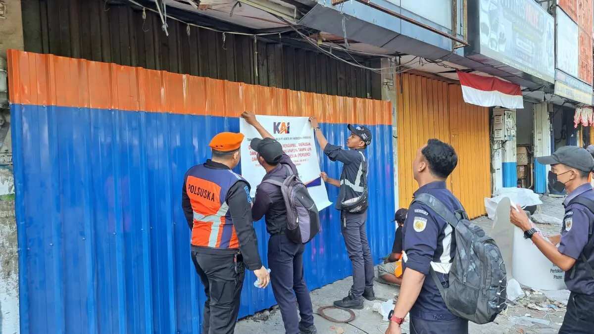 PT KAI Daop 8 Surabaya Tertibkan Aset Ruko Ilegal di Jalan Semarang