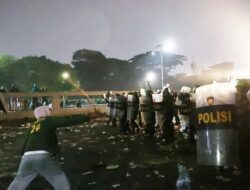 Perwira Polisi Amankan Anaknya Sendiri Saat Demo di DPR