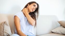 Mengatasi Leher Kaku Setelah Tidur