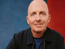 Klarifikasi Mike Dean atas Komentar Kontroversial