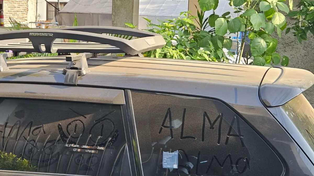 Langkah Tepat Membersihkan Abu Vulkanik dari Mobil