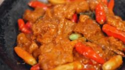 Nikmatnya Sambal Krecek Empuk Bersantan