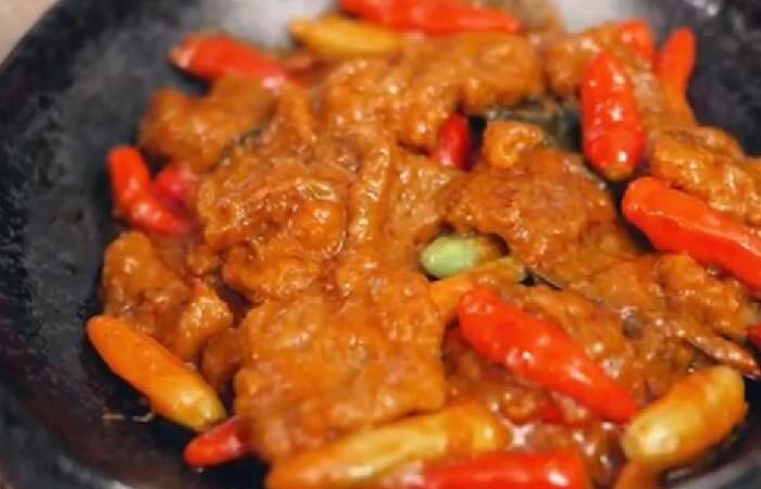 Nikmatnya Sambal Krecek Empuk Bersantan