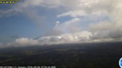 Empat Gunung Api Indonesia Meletus Bersamaan: Fenomena dan Dampaknya