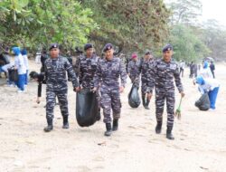 Kegiatan Bersih Pantai dalam Rangka HUT ke-81 TNI AL