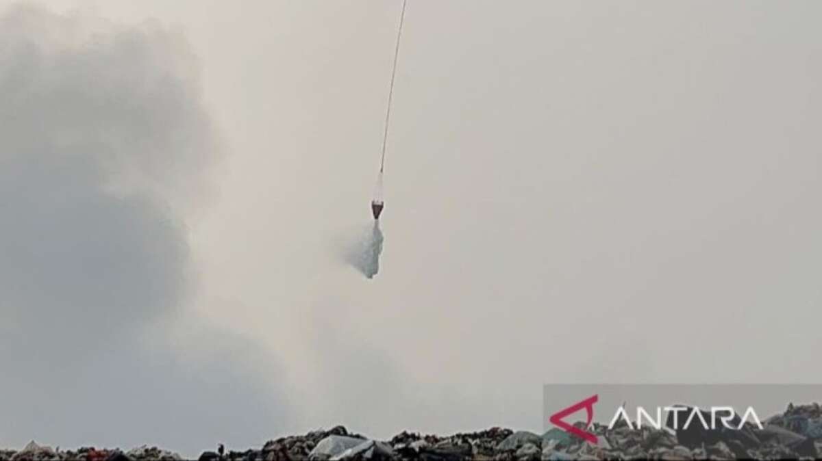 Upaya Pemadaman Kebakaran TPA Galuga di Bogor