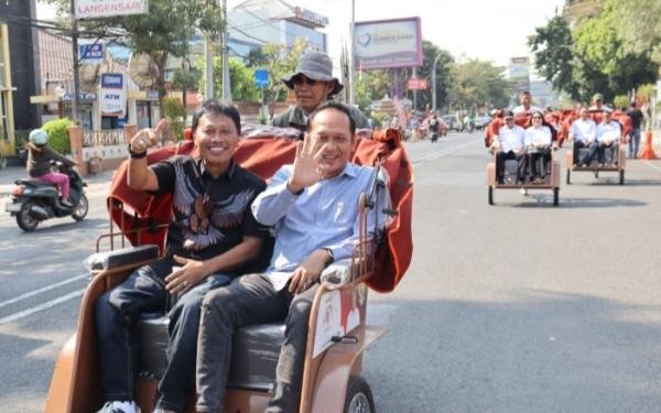 Penyerahan 200 Becak Listrik untuk Pengemudi di Cirebon