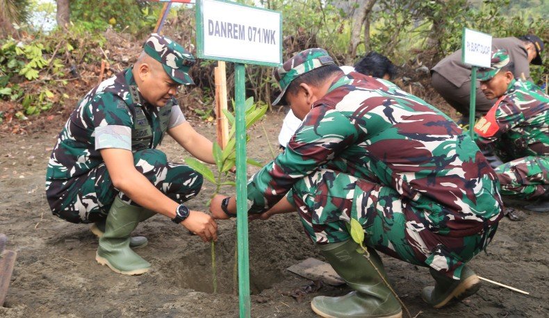TNI Lakukan Penanaman Ribuan Pohon Mangrove untuk Cegah Abrasi di Cilacap