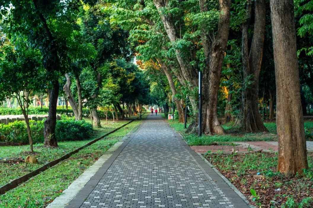 Menikmati Malam di Taman Jakarta yang Terbuka 24 Jam