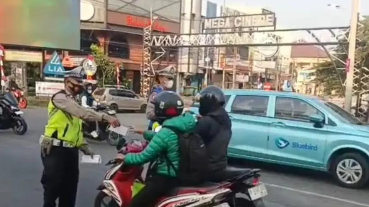 Dampak Erupsi Anak Krakatau, Warga Depok Terima Masker Gratis