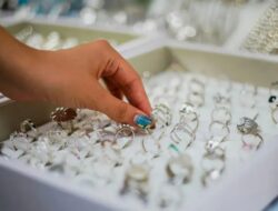 Penurunan Harga Emas Perhiasan di Pasar Indonesia