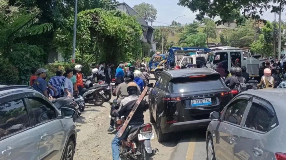 Kecelakaan Mobil Elf di Depok Picu Kemacetan Parah