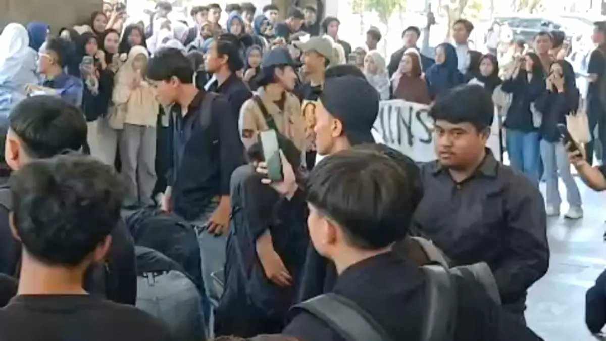 Aksi Mahasiswa UINSA Menentang Pelantikan Rektor Baru