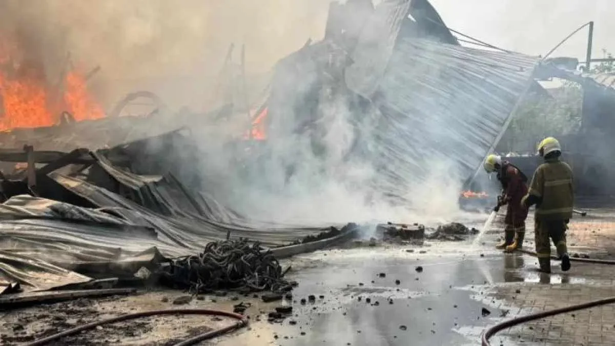 Kebakaran Pabrik Lampu di Batuceper Terus Berkobar Selama 9 Jam