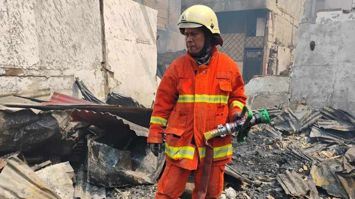 Relawan Pemadam Kebakaran Hadapi Ancaman Kebakaran di Jakarta