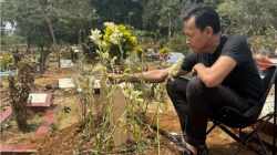 Permohonan Maaf Fedi Nuril di Makam Sahabatnya, Aries Garasi Permohonan Maaf Fedi Nuril di Makam Sahabatnya, Aries Garasi