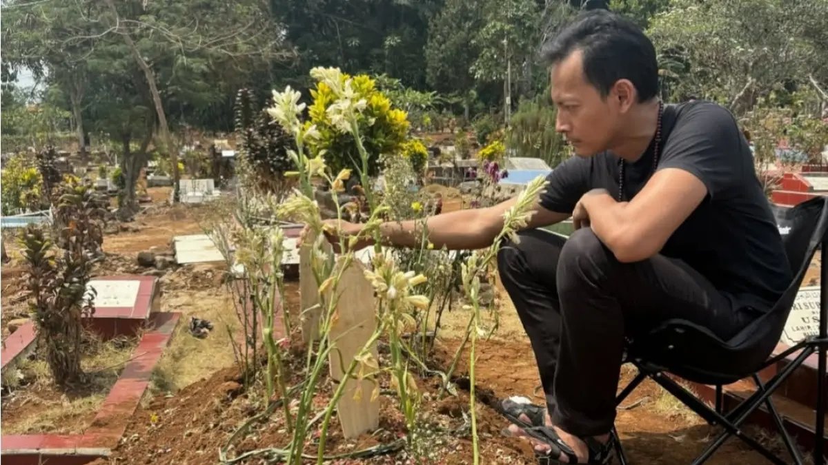 Permohonan Maaf Fedi Nuril di Makam Sahabatnya, Aries Garasi