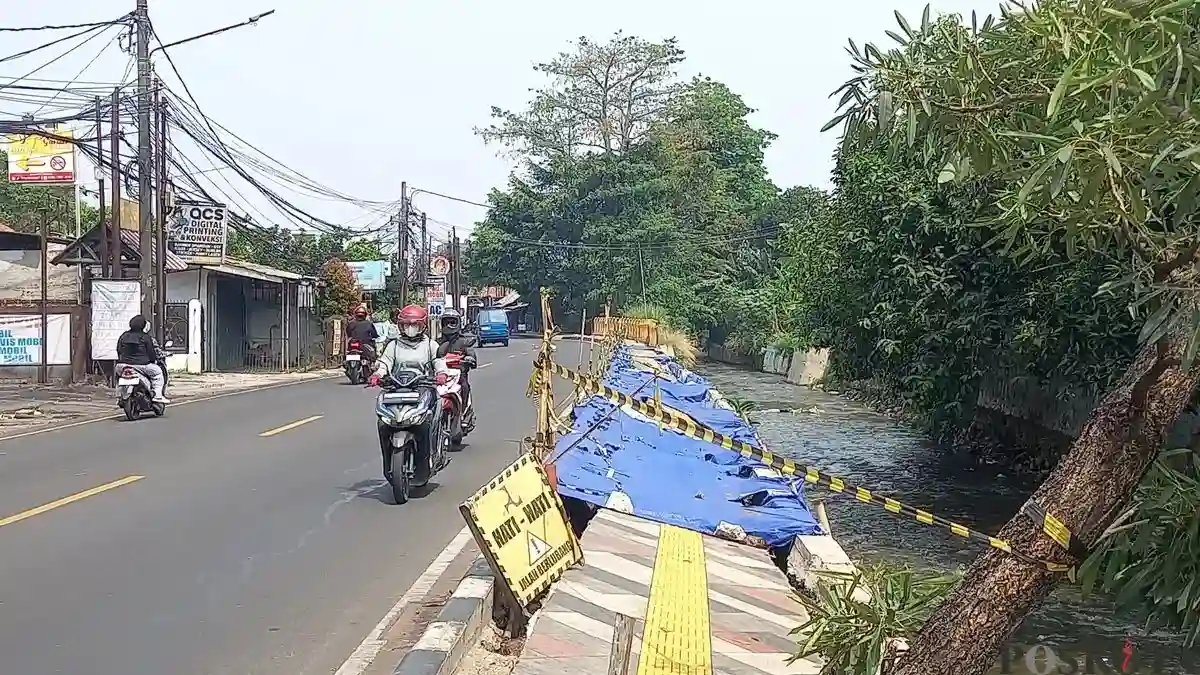 Kerusakan Trotoar di Taman Secawan Depok: Belum Ada Tindakan Perbaikan
