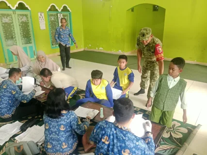 Tingkatkan Kualitas Kesehatan Pelajar, Serma Supriyadi Dampingi Screening Kesehatan Di SDI Bina Insan Mulia