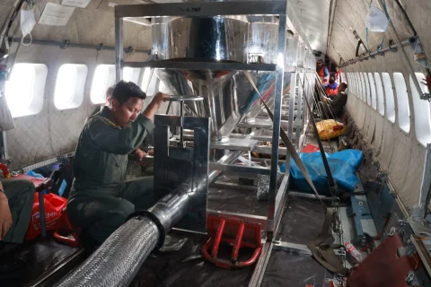 TNI Kerahkan Pesawat Udara Semai Lebih dari 10 Ton Bahan Untuk OMC Atasi Karhutla di Kalimantan