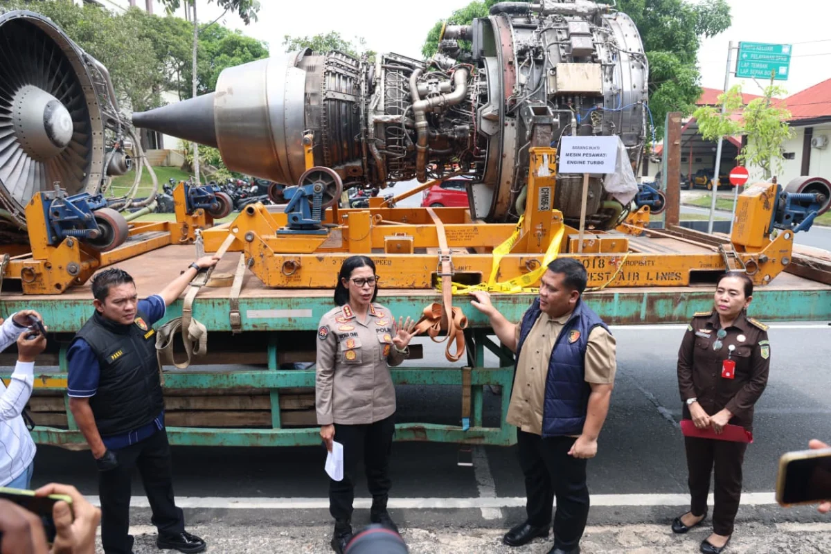 POLDA KEPRI BONGKAR IMPOR ILEGAL 3 MESIN PESAWAT DARI SINGAPURA, NILAINYA DIPERKIRAKAN RP30 MILIAR