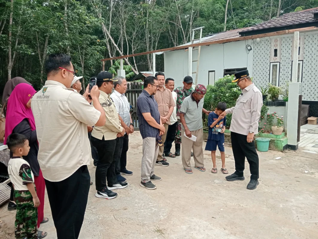 Babinsa Dampingi Penyaluran Bantuan bagi Warga Terdampak Musibah di Wayau