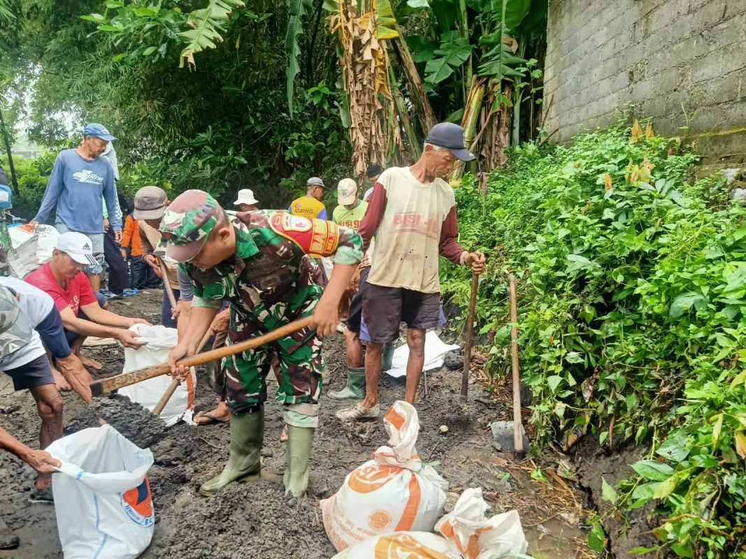 Wujud Nyata Ketahanan Pangan, Babinsa Kelurahan Tanggung Bersama Petani Gotong Royong Perbaiki Saluran Irigasi