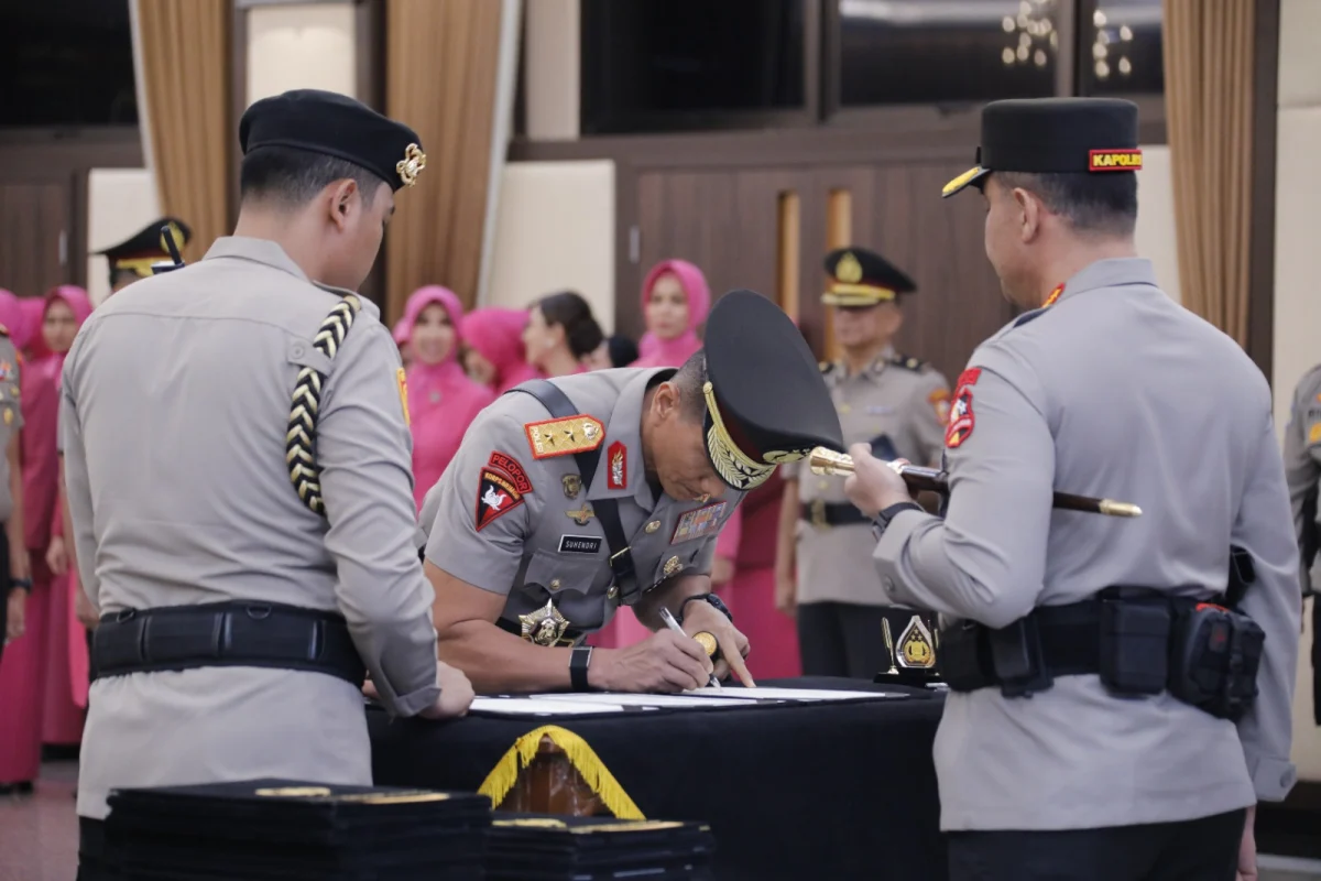 IRJEN POL SUHENDRI RESMI JADI KAPOLDA KEPRI, KOMJEN POL ASEP SAFRUDIN EMBAN AMANAH BARU SEBAGAI KABARESKRIM