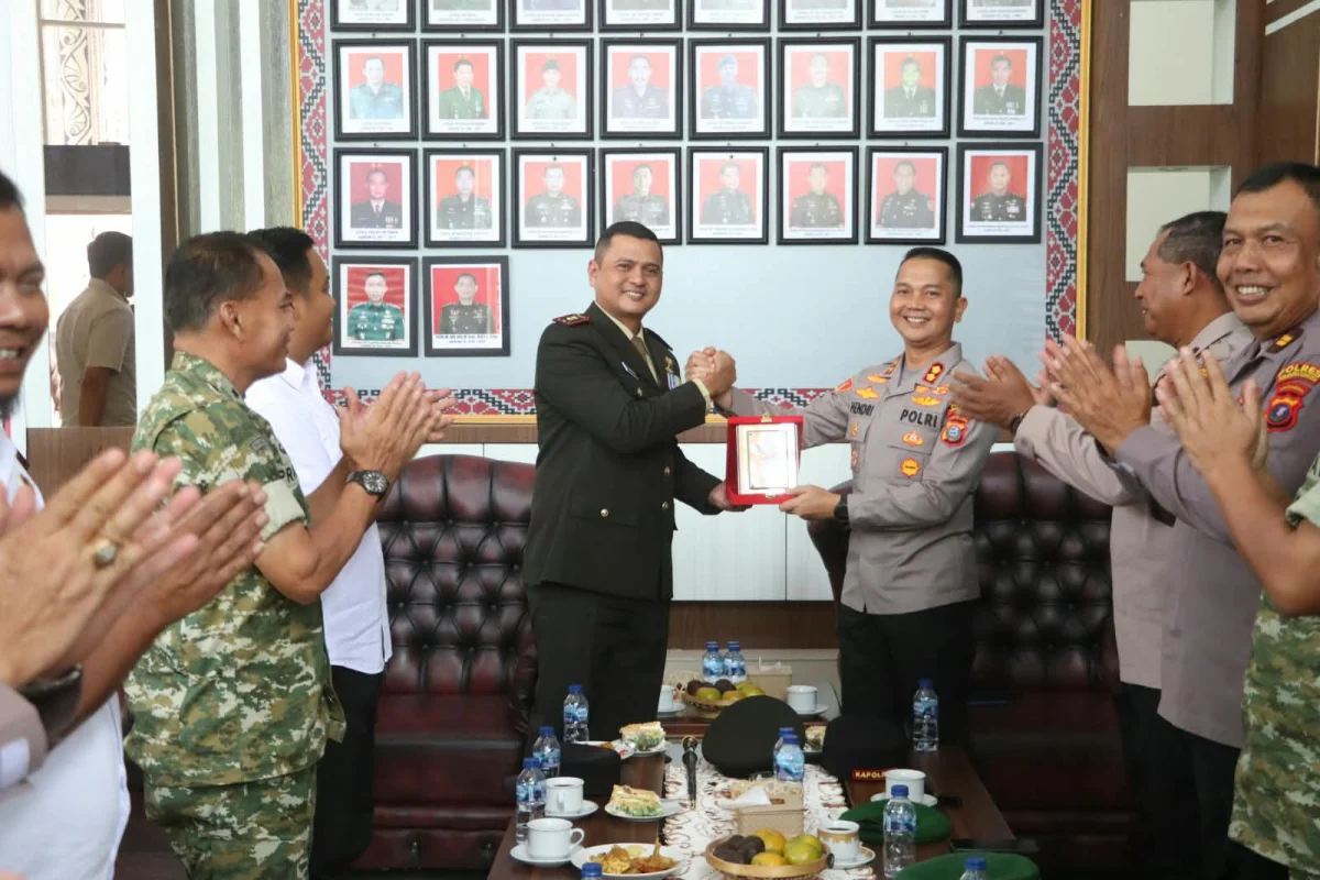 Kejutan HUT ke-81 TNI, Kapolres Simalungun Sambangi Kodim 0207 Tingkatkan Soliditas dan Sinergitas TNI-Polri