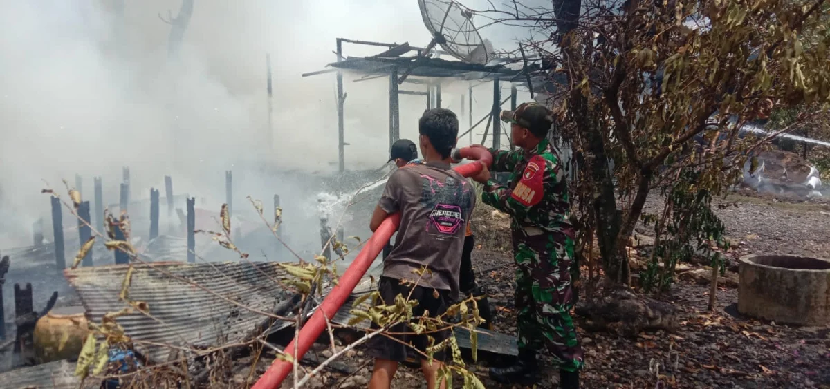 Babinsa Koramil Pandawan dan BPK Murakata Berjibaku Jinakkan Api di Jaranih