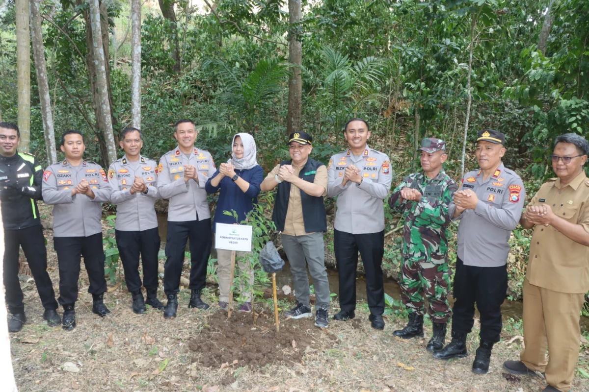 Aksi Ecology Policing Polres Trenggalek Selamatkan Sumber Mata Air Atasi Kekeringan