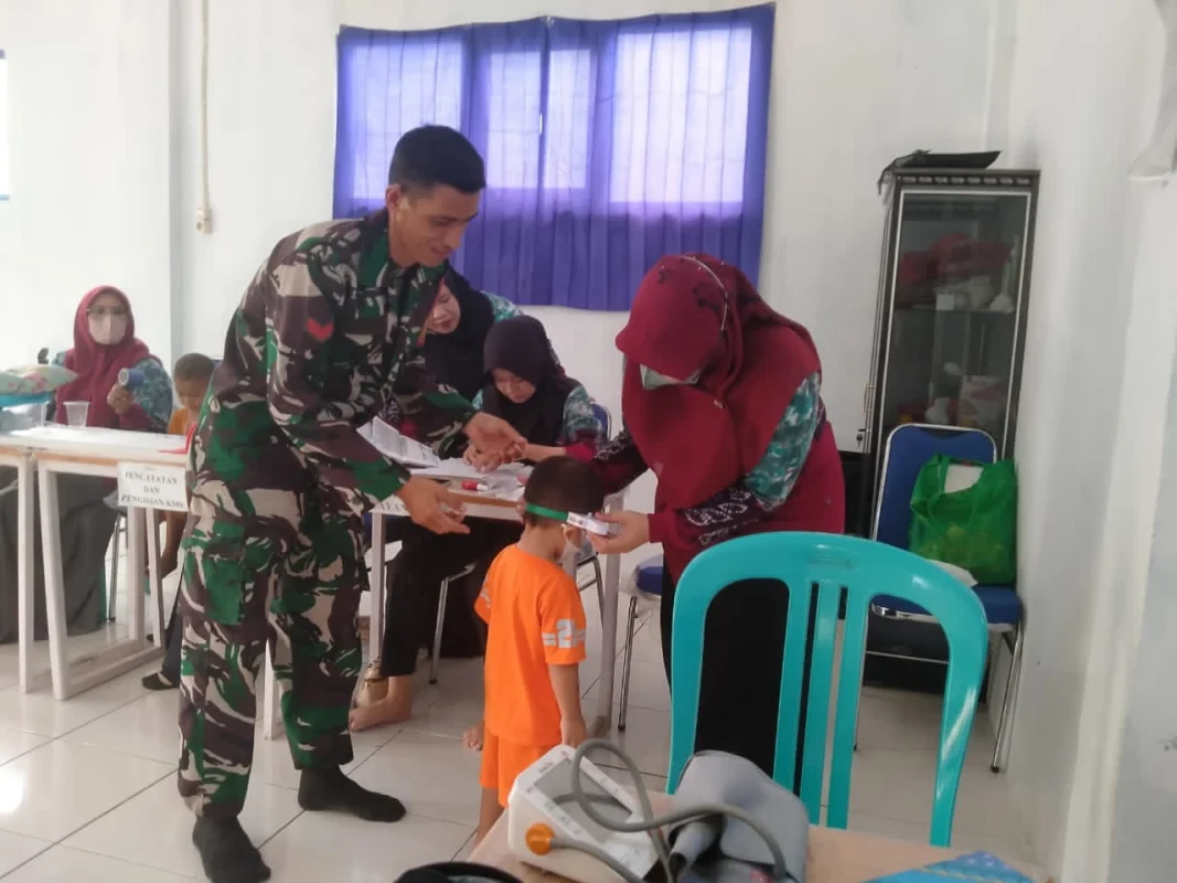 Babinsa Hadir di Tengah Warga, Dampingi Pelayanan Posyandu Desa Banua Jingah