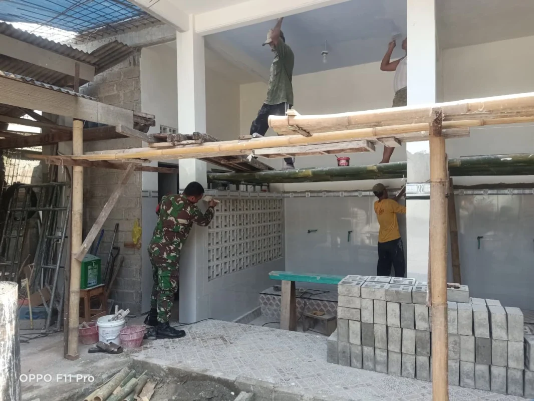 Pererat Kebersamaan, Babinsa Koramil Sanankulon Laksanakan Pengecatan Masjid Nurul Huda Blitar