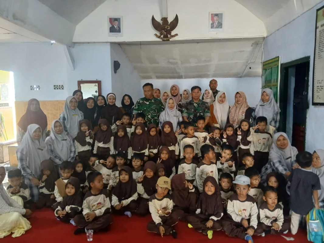 Kenalkan Tentara Sejak Usia Dini, TK PKK Tunas Suci Desa Randujajak Kunjungi Koramil Besuk