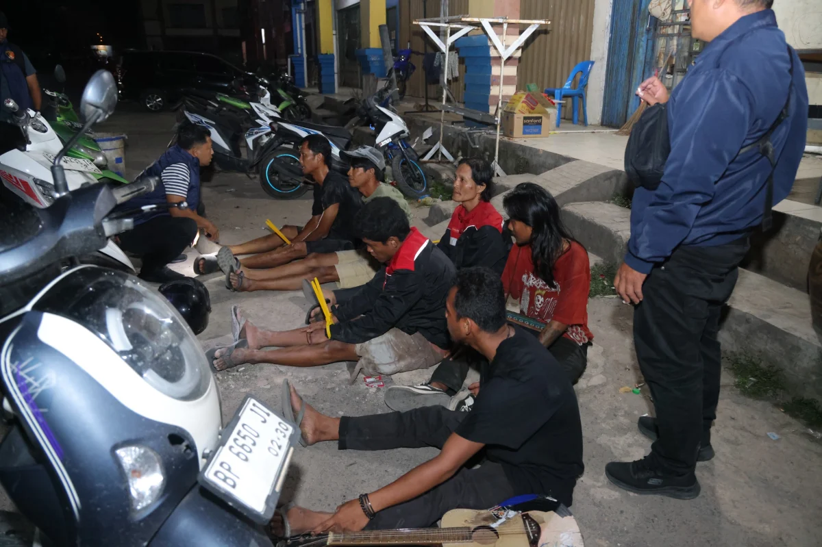 DITRESNARKOBA POLDA KEPRI AMANKAN 29 ORANG DALAM PENINDAKAN DI DUA LOKASI DI BATAM, 21 POSITIF TES URINE