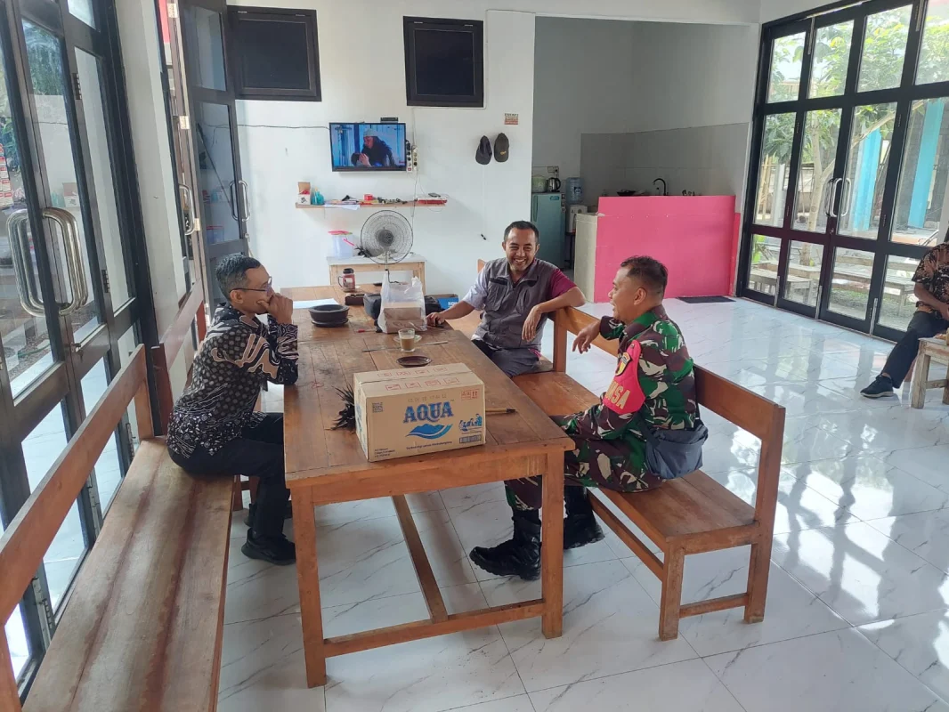 Pererat Sinergitas, Babinsa Dan Bhabinkamtibmas Gelar Komsos Bersama Aparat Kelurahan Kepanjenlor